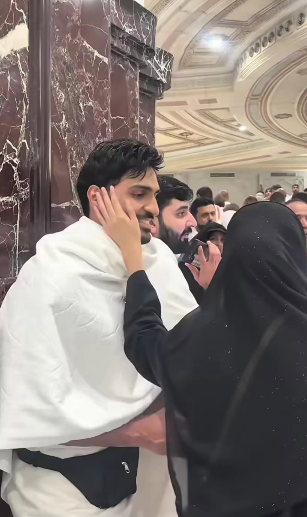 Omer Shahzad & Shanzay Lodhi’s PDA During Tawaf Upsets Fans