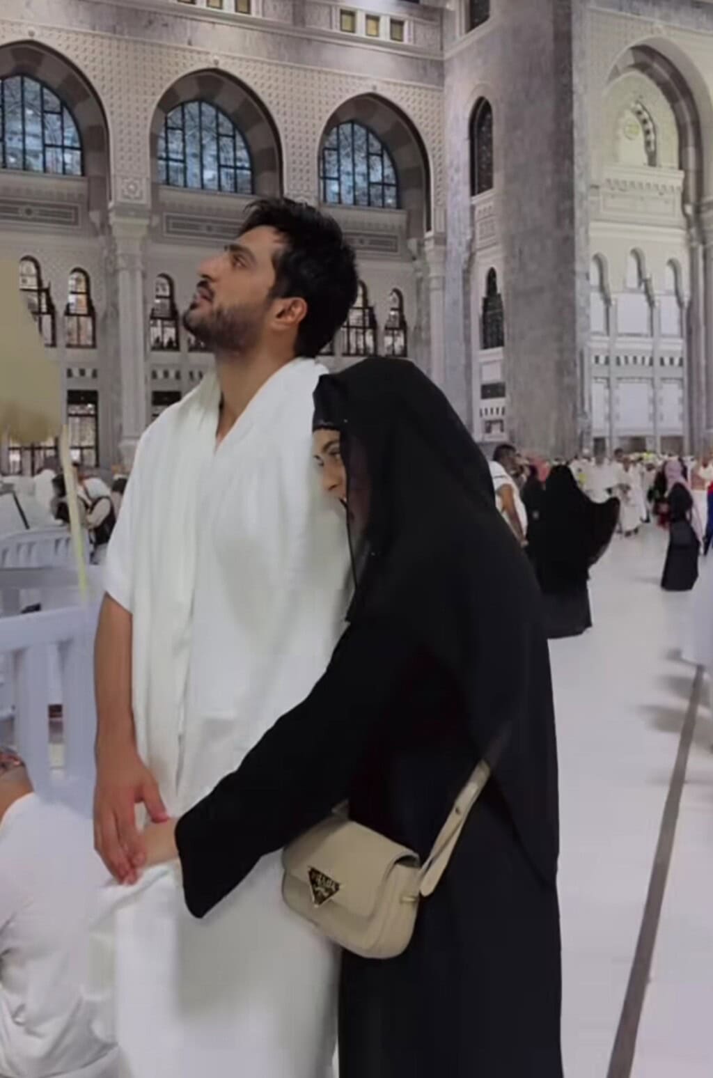 Omer Shahzad & Shanzay Lodhi’s PDA During Tawaf Upsets Fans