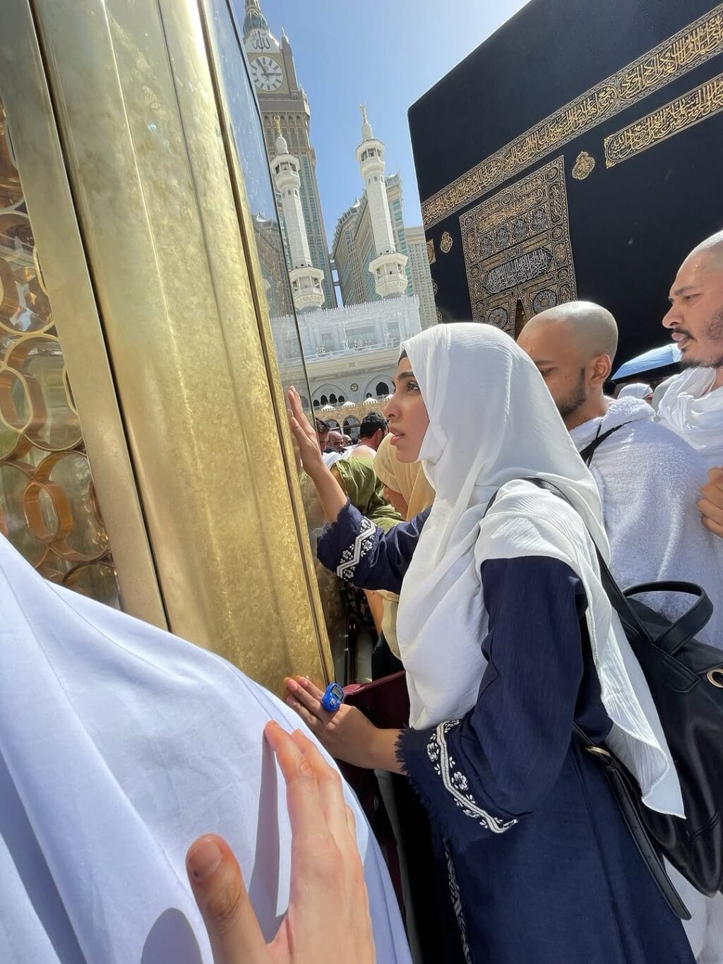 Sonya Hussyn Shares Memories from Her Umrah Trip