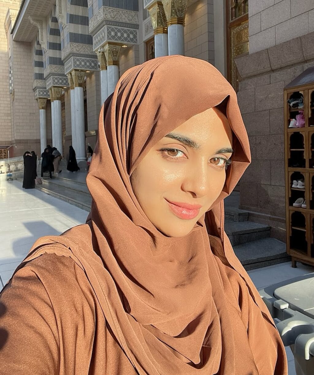 Sonya Hussyn Shares Memories from Her Umrah Trip