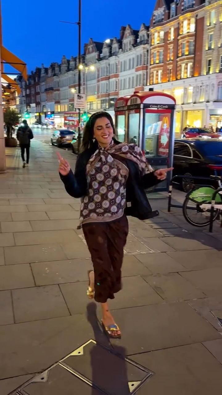 Fiza Ali Recreates Viral Moment In London – Public Reacts