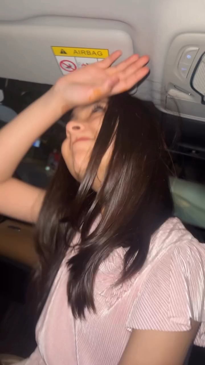 Fiza Ali Romancing Infront Of Daughter Criticized