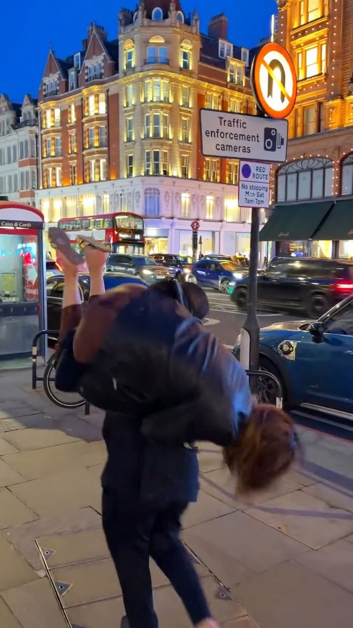 Fiza Ali Recreates Viral Moment In London – Public Reacts