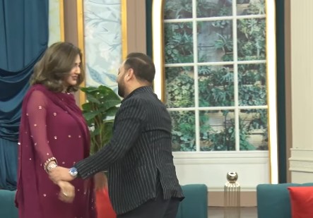 Fiza Ali’s Husband Ejaz Khan Lifts Her In Live Show