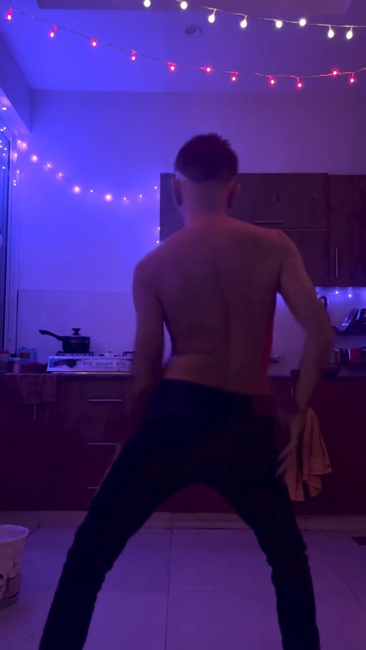 Faisal Rehman’s Shirtless Dance Amuses Netizens