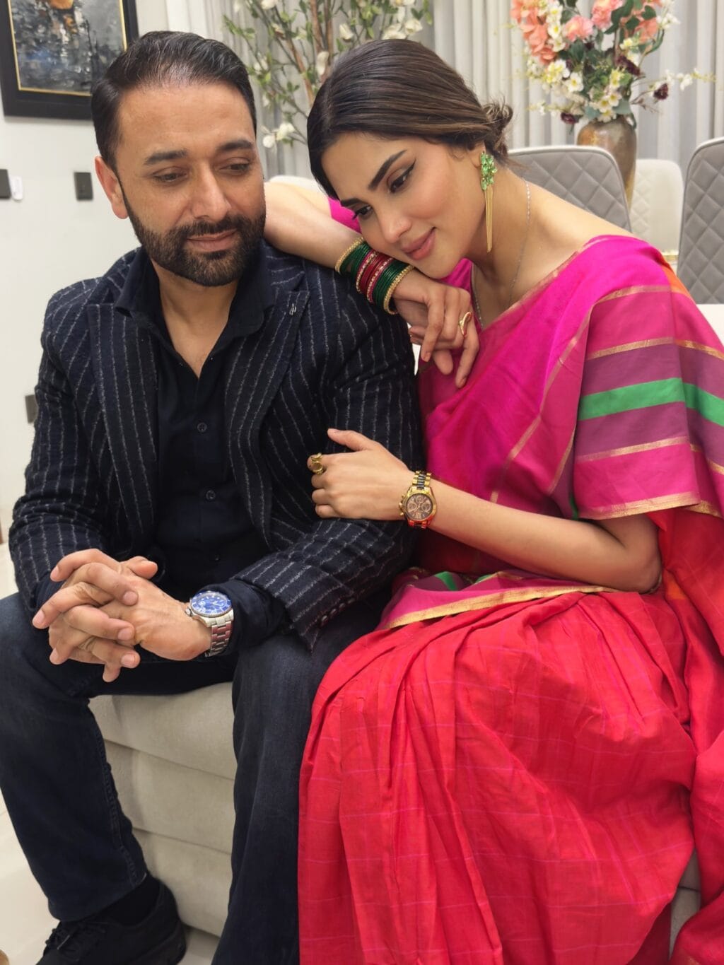 Fiza Ali’s Husband Ejaz Khan Lifts Her In Live Show