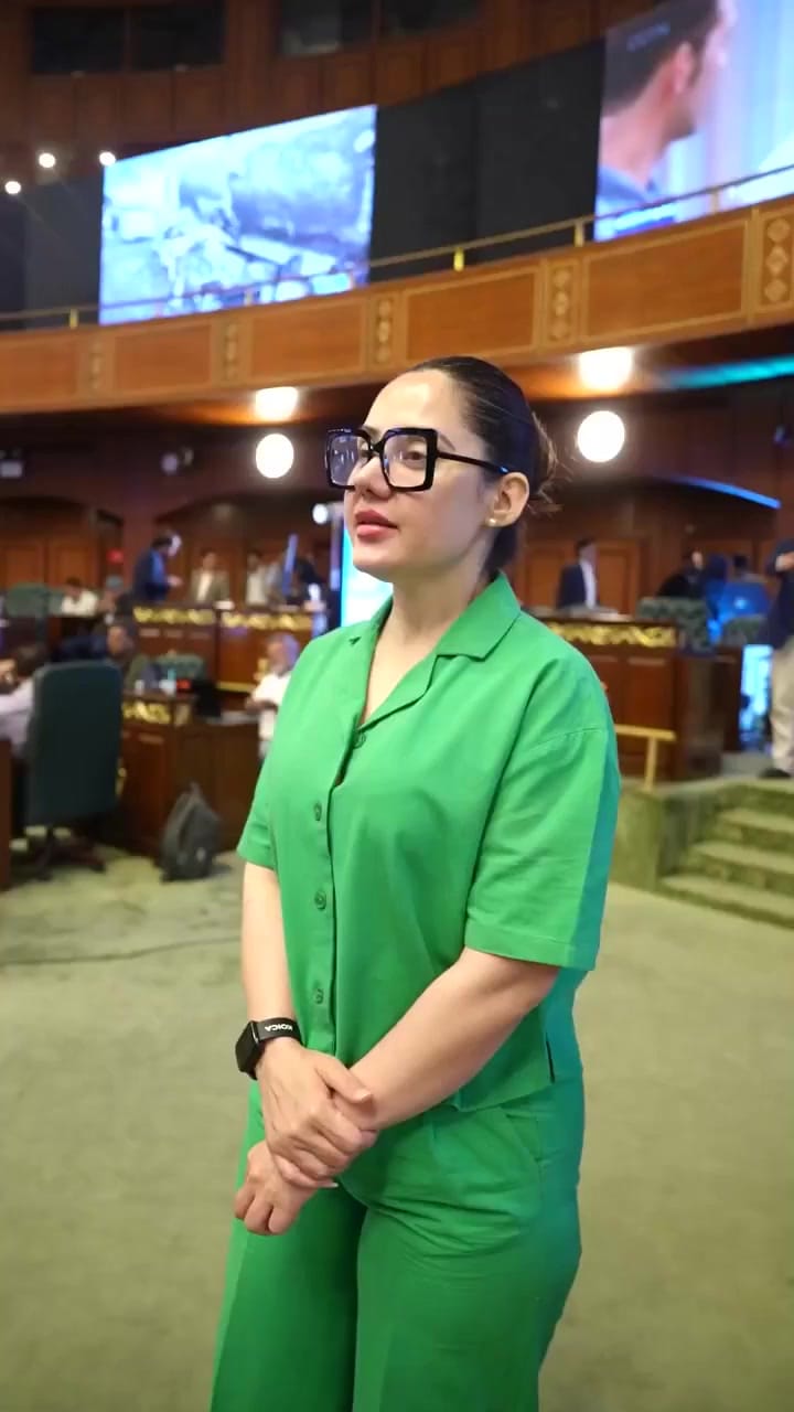 Journalist Gharidah Farooqi’s Attire In Iran-US Talks Criticized