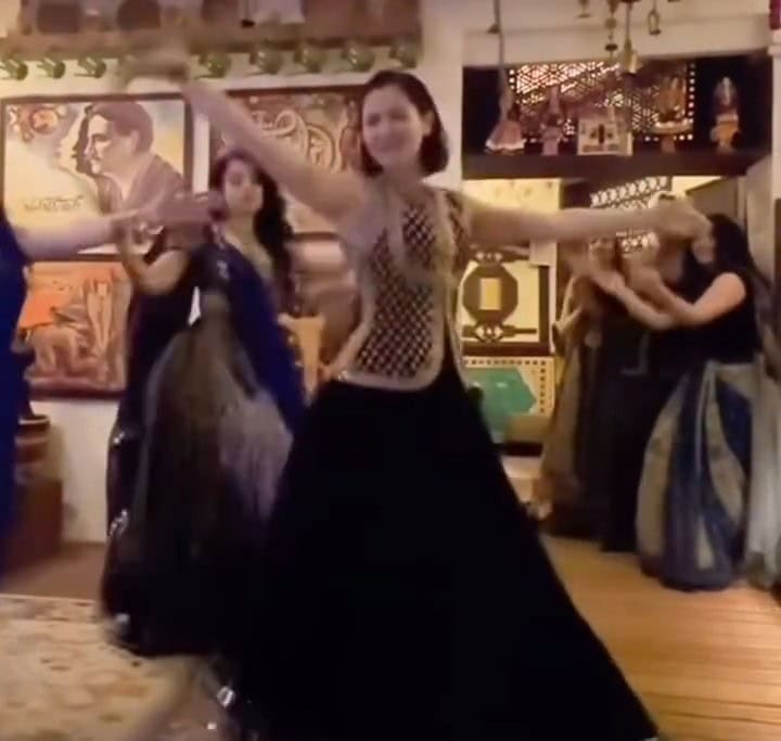 Hania Aamir’s Viral Dance At Friend’s Wedding