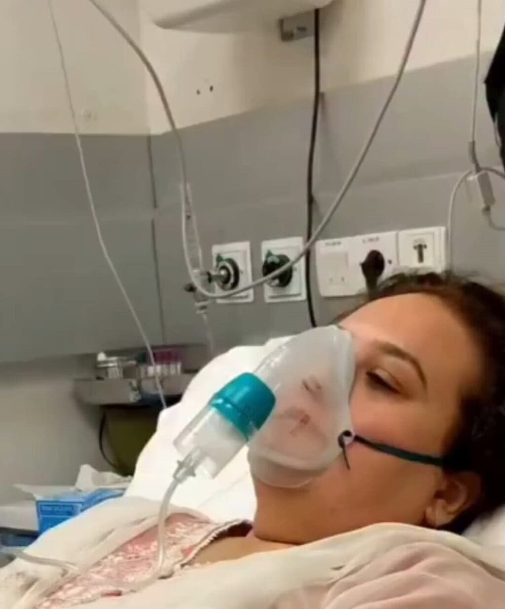 Hina Rizvi Requests Prayers From ICU