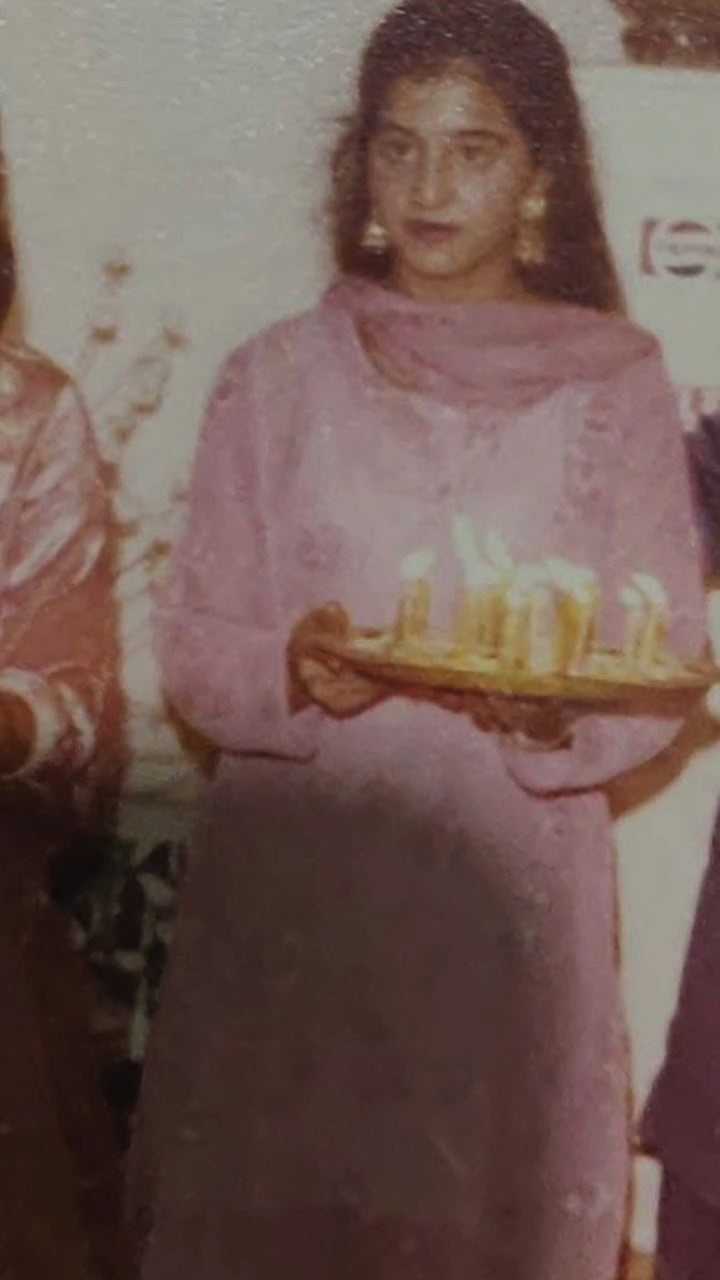 Senior Actress Naima Khan’s Stylish 90s Photos Stuns Fans