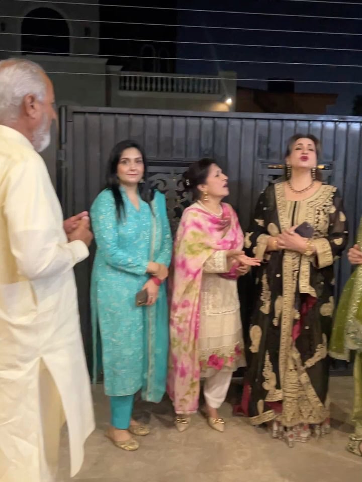 Saba Faisal’s Gorgeous Family Clicks From A Wedding