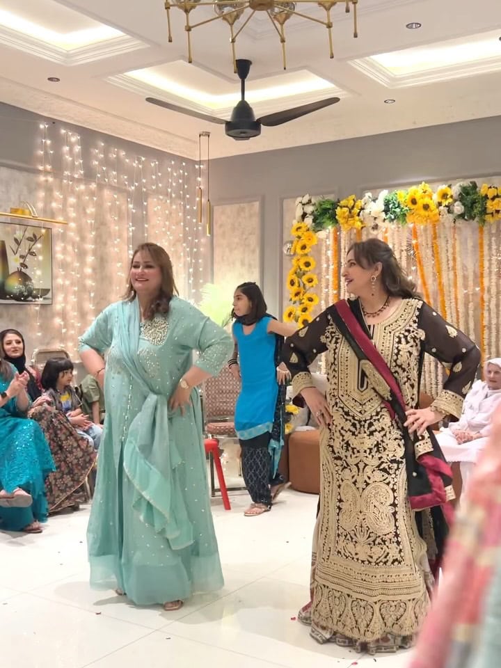 Saba Faisal’s Gorgeous Family Clicks From A Wedding