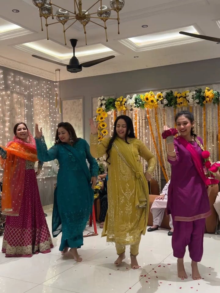 Saba Faisal’s Gorgeous Family Clicks From A Wedding