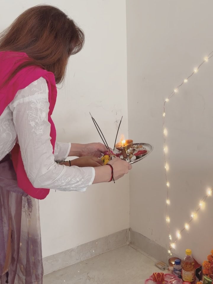 Saeeda Imtiaz Under Fire For Performing Hindu Aarti