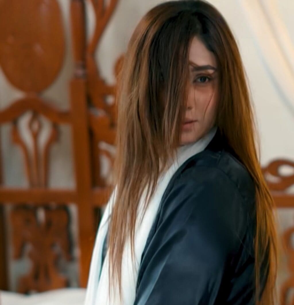 Alizeh Shah’s Drama Khuwab Meray Criticized for Cringe Scenes & Acting