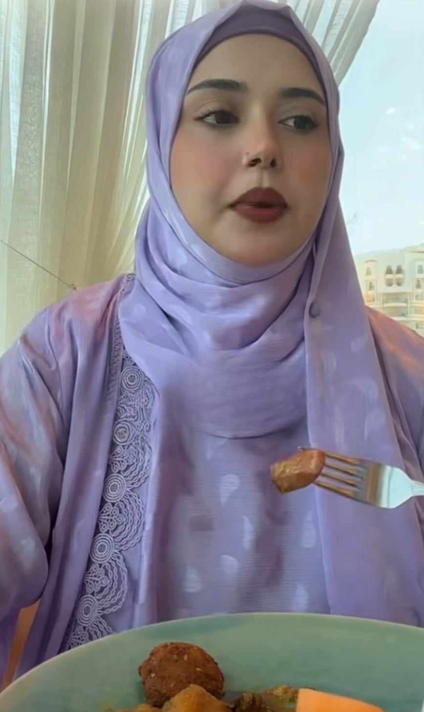 Kanwal Aftab Criticized for Defending Wearing Make Up During Hajj Journey Kanwal Aftab Criticized for Defending Wearing Make Up During Hajj Journey