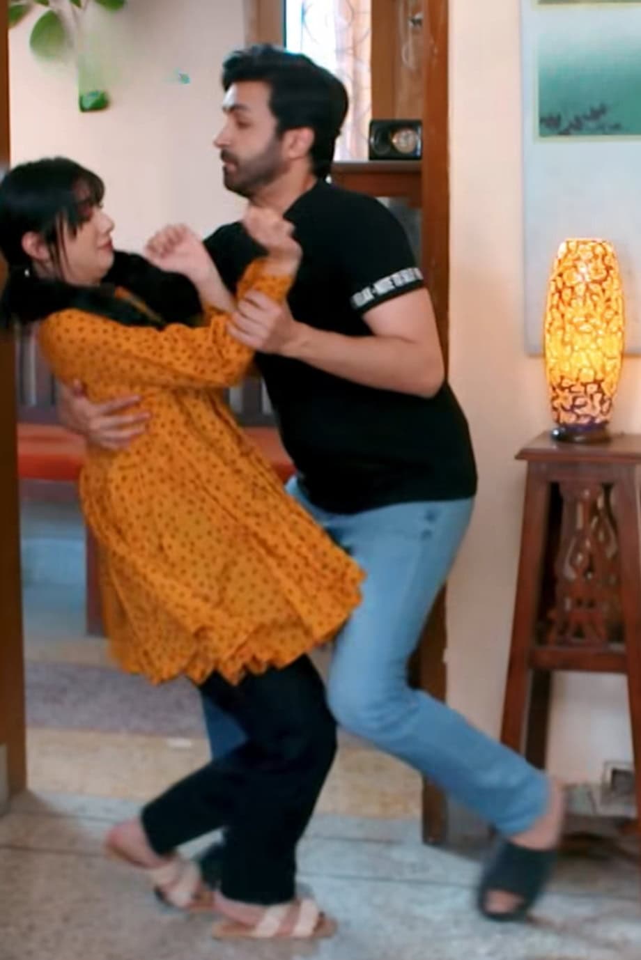 Alizeh Shah’s Romantic Scene in Khwaab Meray Trolled