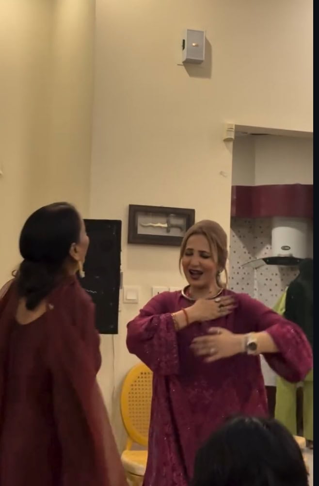 Amber Khan and Sabahat Bukhari Eid Dance Criticized Amber Khan and Sabahat Bukhari Eid Dance Criticized