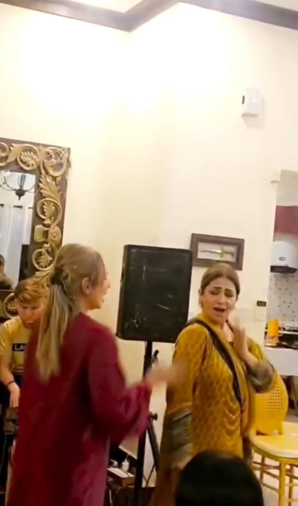 Amber Khan and Sabahat Bukhari Eid Dance Criticized Amber Khan and Sabahat Bukhari Eid Dance Criticized