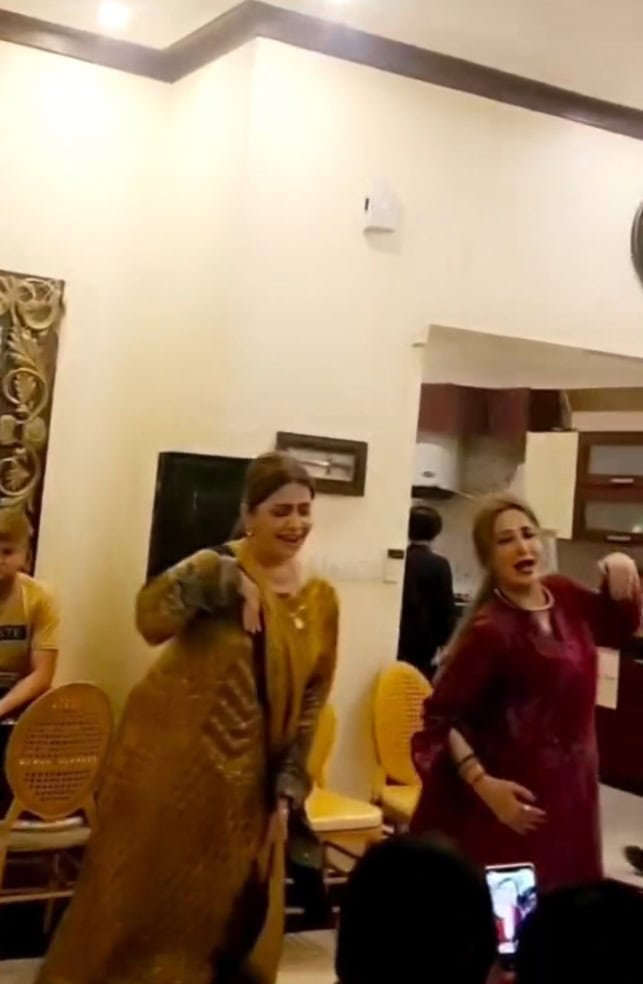 Amber Khan and Sabahat Bukhari Eid Dance Criticized Amber Khan and Sabahat Bukhari Eid Dance Criticized