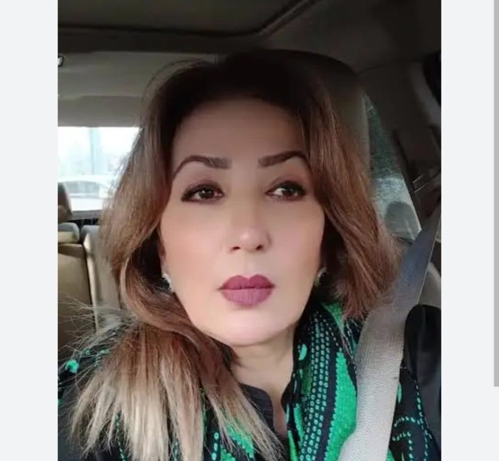 Amber Khan and Sabahat Bukhari Eid Dance Criticized Amber Khan and Sabahat Bukhari Eid Dance Criticized