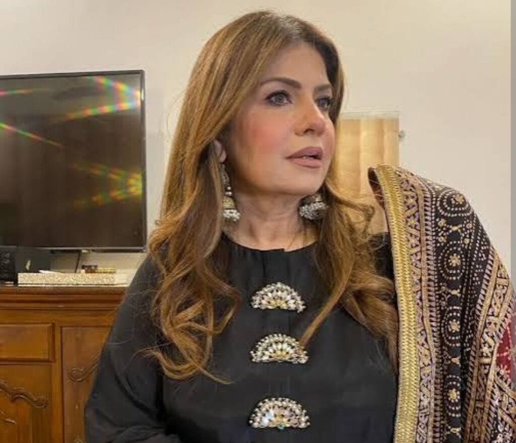 Amber Khan and Sabahat Bukhari Eid Dance Criticized Amber Khan and Sabahat Bukhari Eid Dance Criticized