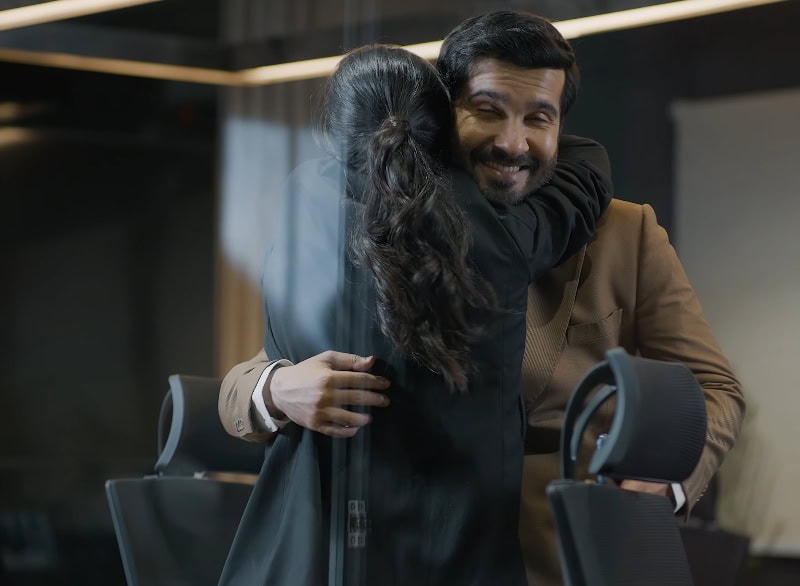 Sehar Hashmi & Feroze Khan's Hug Scene in Shaidai Sparks Debate Sehar Hashmi & Faroze Khan’s Hug Scene in Shaidai Sparks Debate