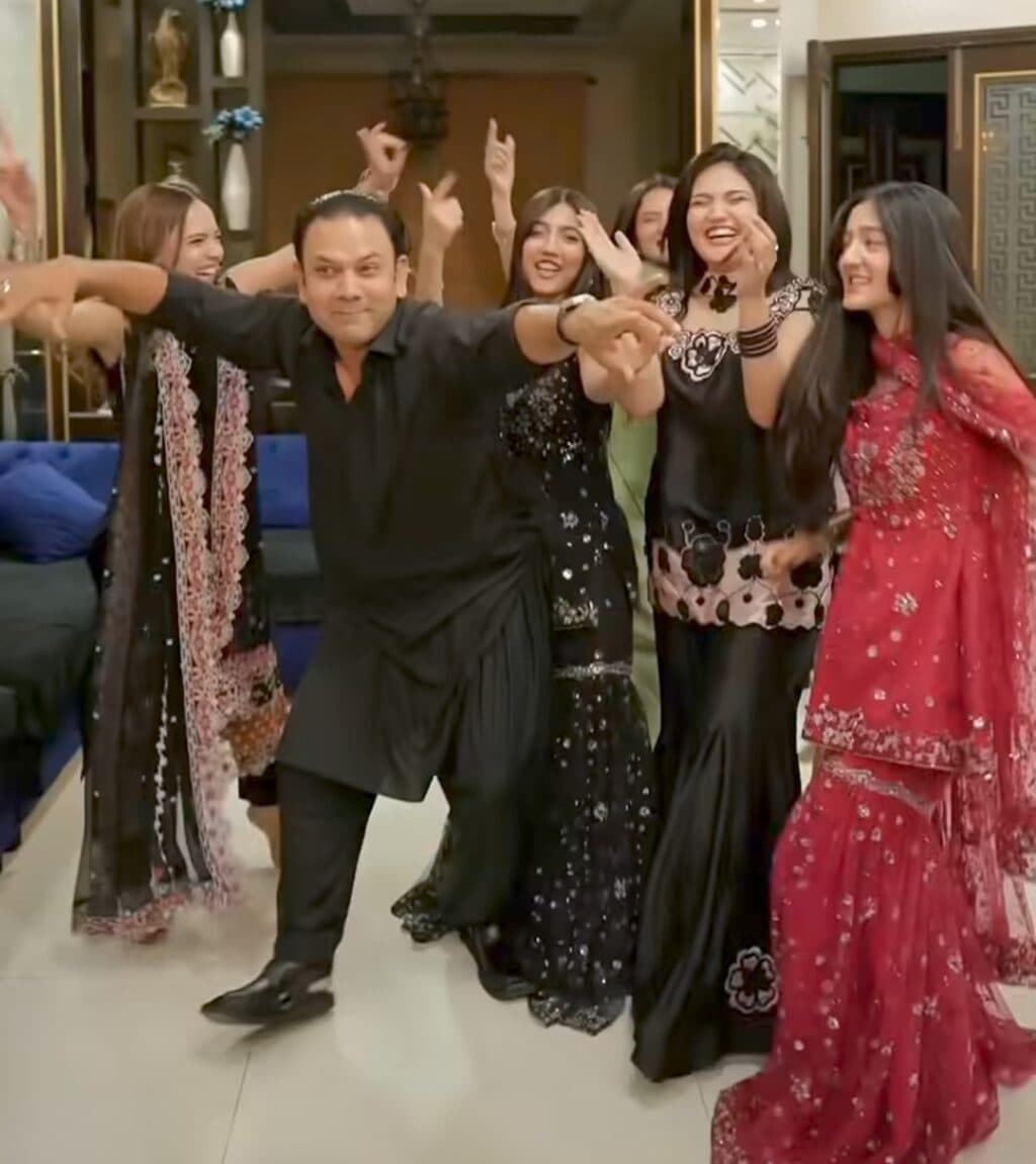 Sistrology Family Eid Dance on Bollywood Song Criticized Sistrology Family Eid Dance on Bollywood Song Criticized