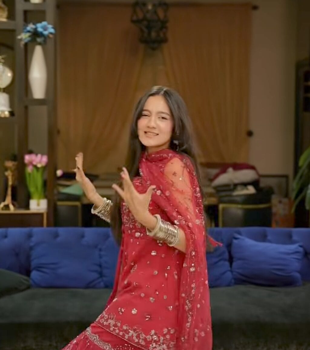 Sistrology Family Eid Dance on Bollywood Song Criticized Sistrology Family Eid Dance on Bollywood Song Criticized