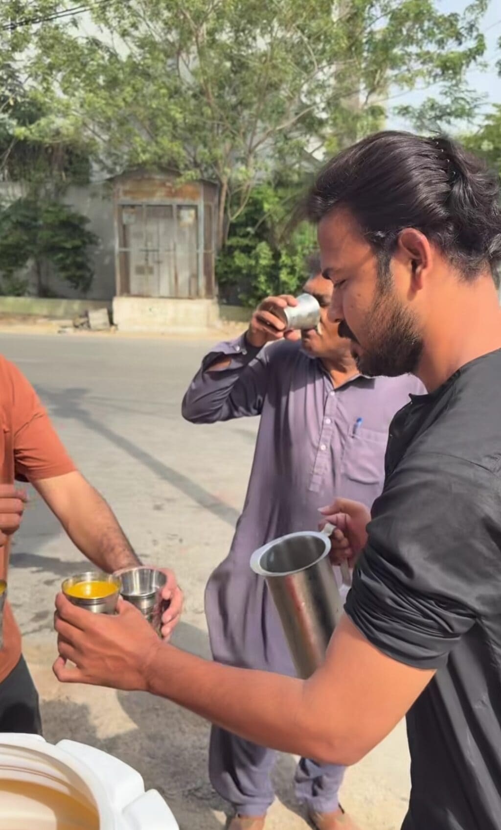 Yasir Hussain’s Thoughtful Gesture in Heat Wins Hearts