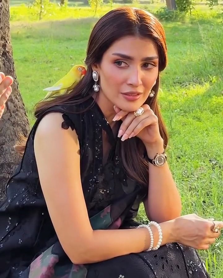 Internet Thinks Ayeza Khan Got Cosmetic Procedures