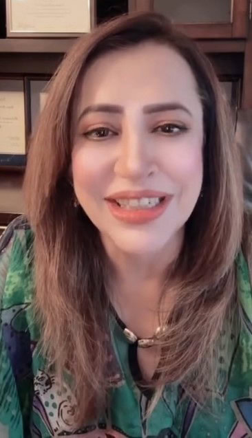 Aroosa Iqrar Ul Hassan Defends Husband Against Farah Nadeem