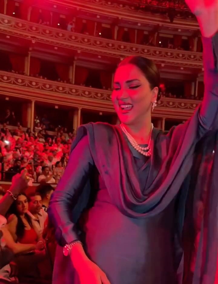 Mishi Khan's Hilarious Recreation Of Fiza Ali Concert Video Mishi Khan’s Hilarious Recreation Of Fiza Ali Concert Video