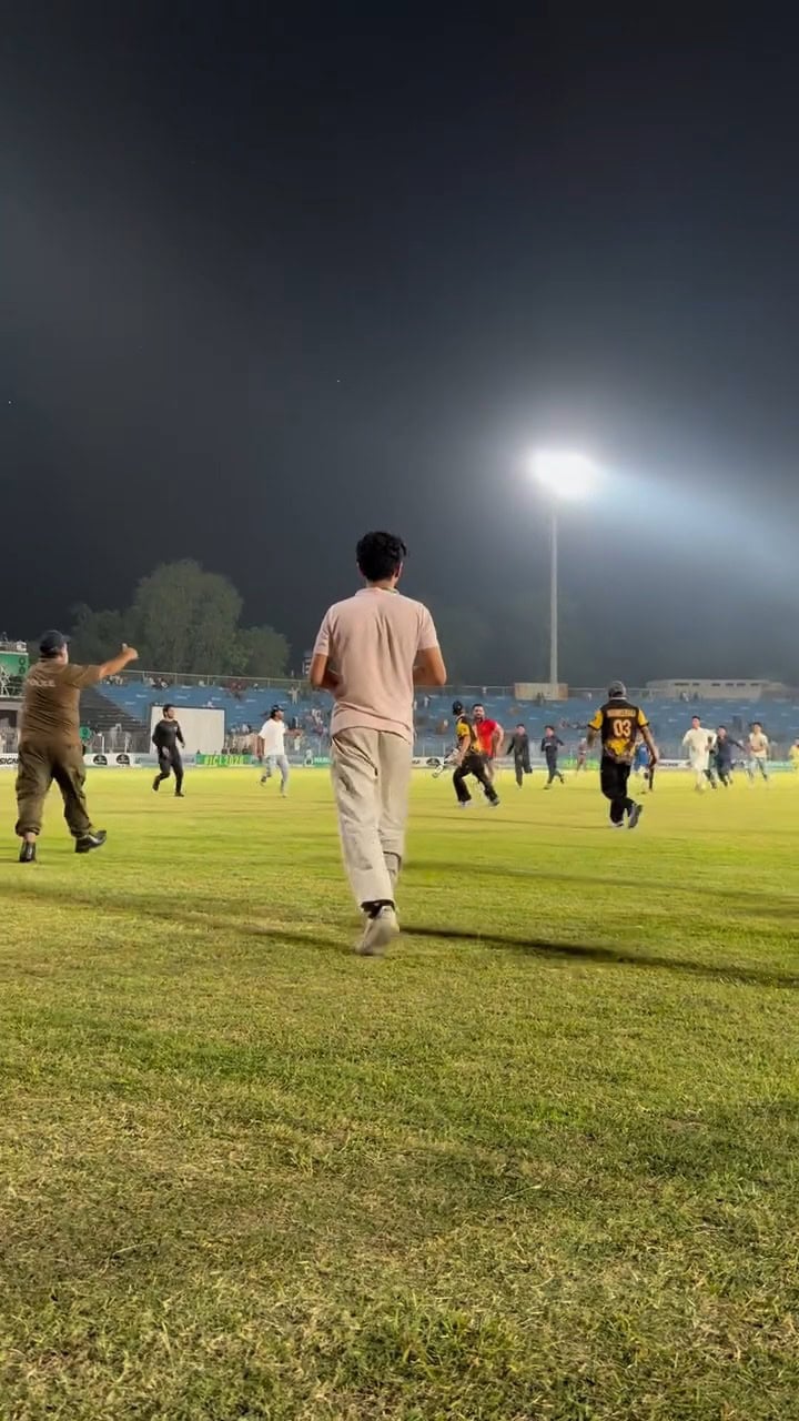 Fans Make Rajab Butt Run For Life