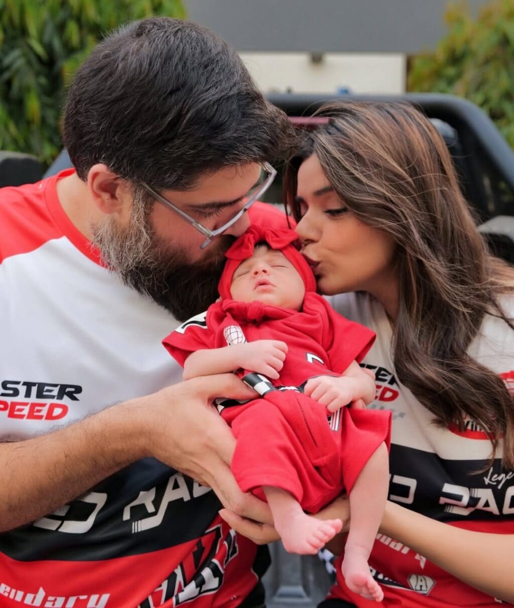 Srha Asgr Introduces Third Child With A Shoot