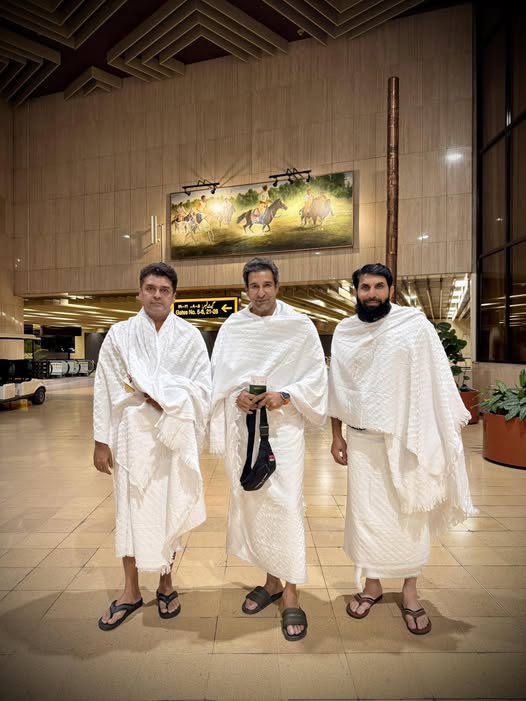 Wasim Akram Expresses Annoyance With Fans During Hajj Wasim Akram Expresses Annoyance With Fans During Hajj