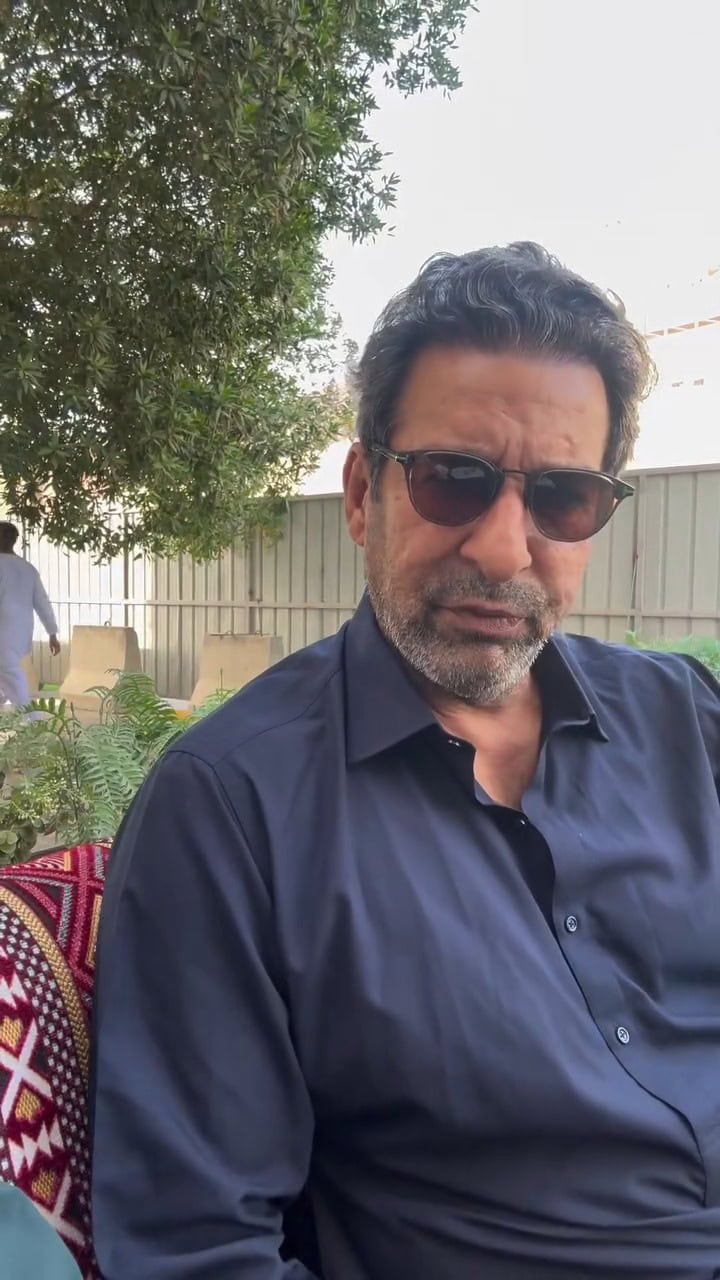 Wasim Akram Expresses Annoyance With Fans During Hajj Wasim Akram Expresses Annoyance With Fans During Hajj