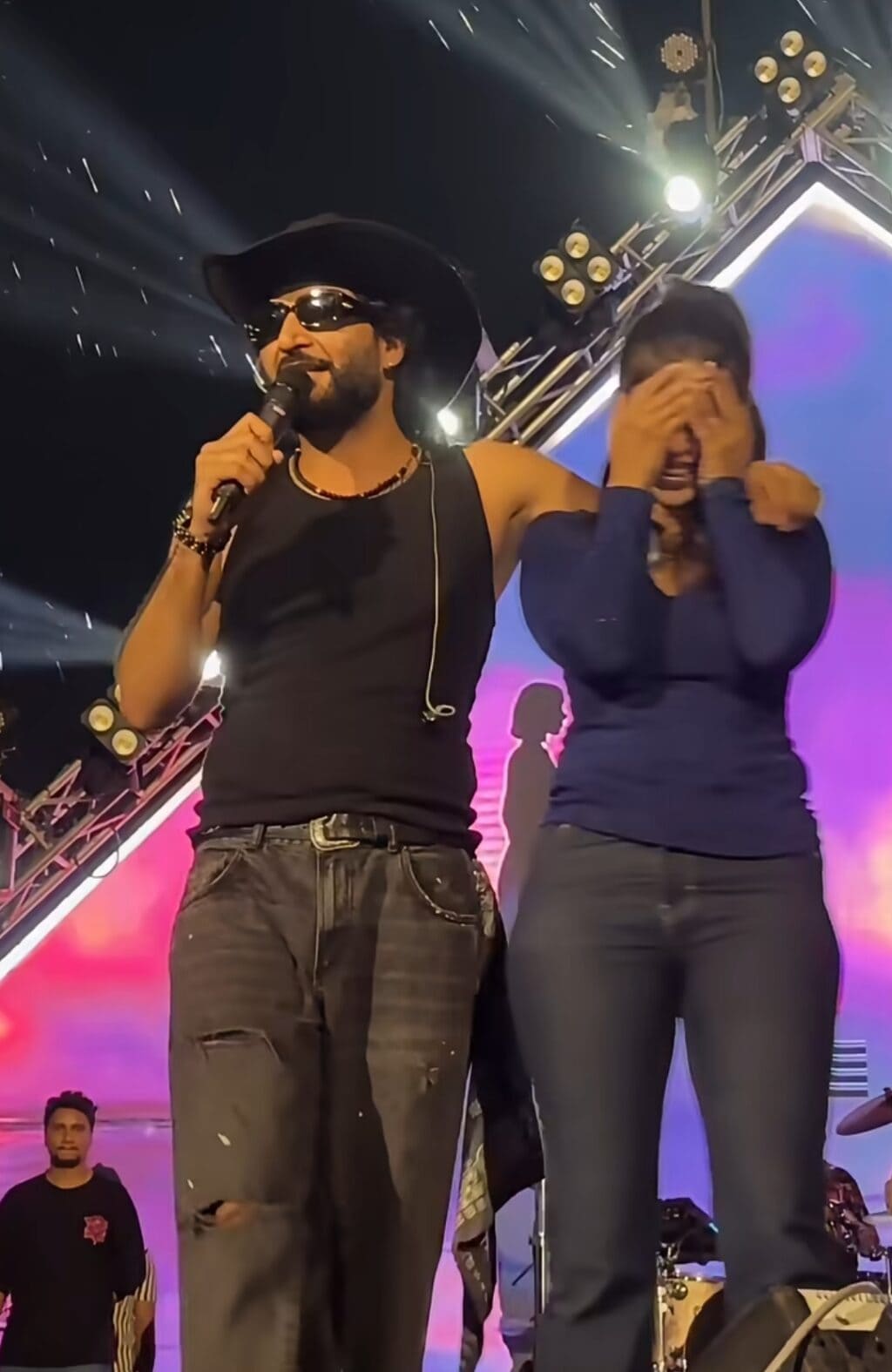 Bilal Saeed Criticized For Making Sonya Hussyn Uncomfortable Bilal Saeed Criticized For Making Sonya Hussyn Uncomfortable