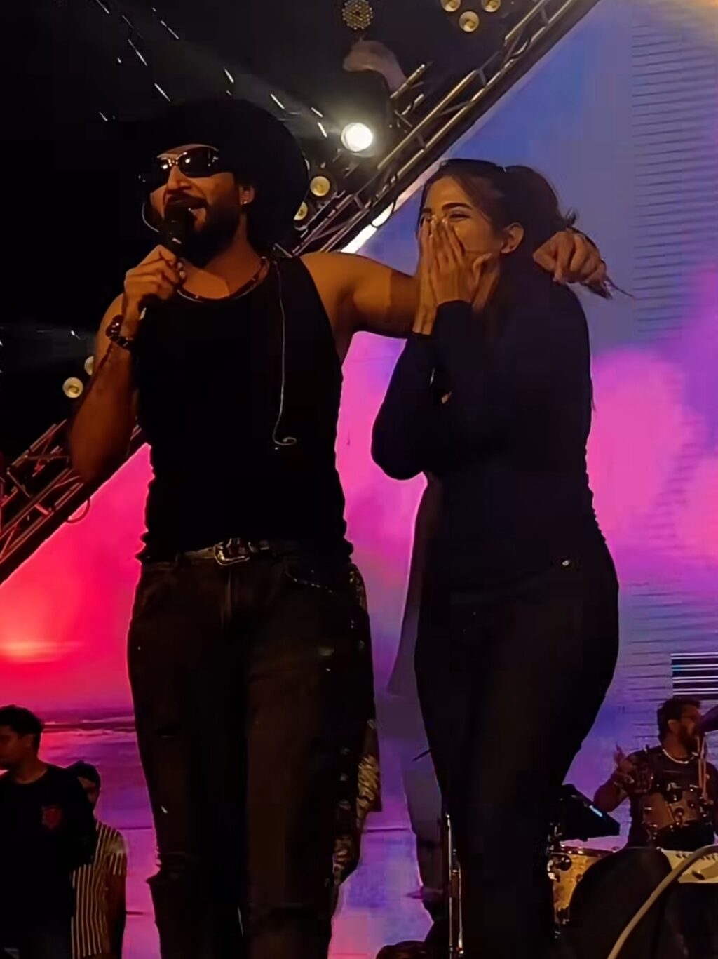Bilal Saeed Criticized For Making Sonya Hussyn Uncomfortable Bilal Saeed Criticized For Making Sonya Hussyn Uncomfortable