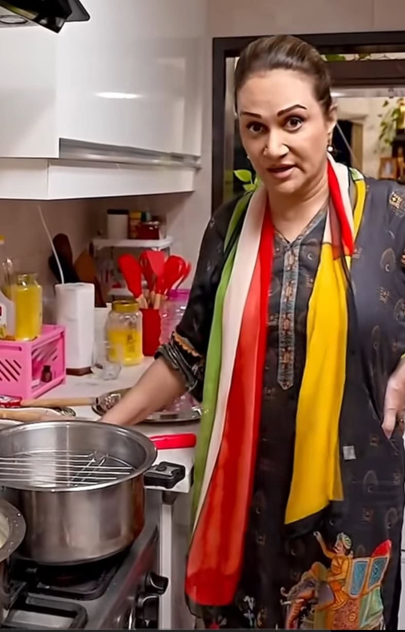 Bushra Ansari on Top Pakistani Actresses Abandoned By Fathers