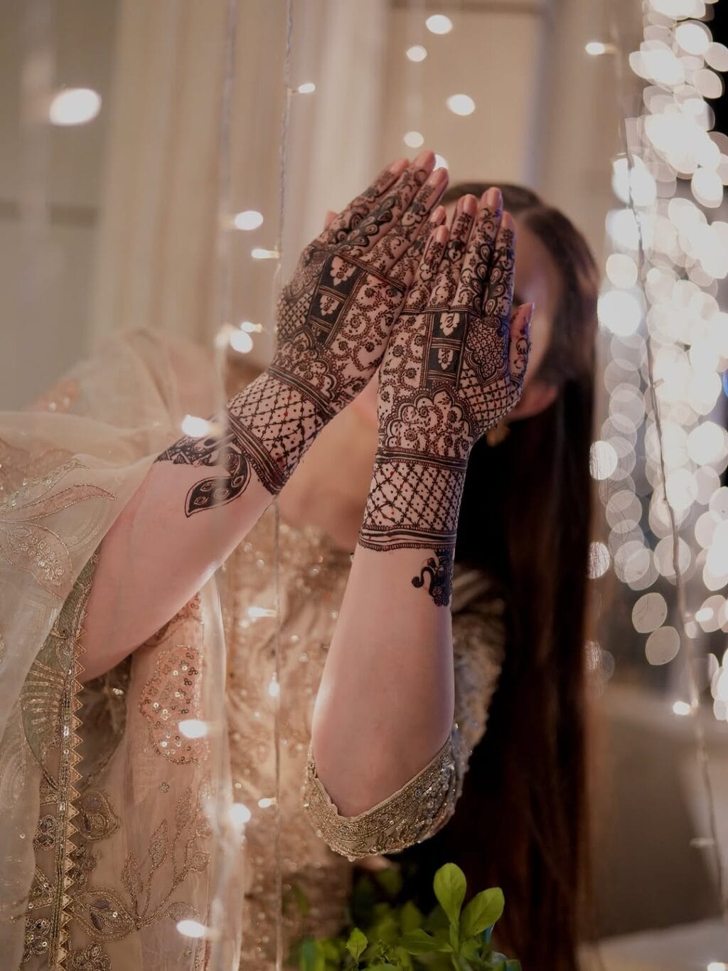 Momina Iqbal HD Pictures from Mehndi Lagai Event