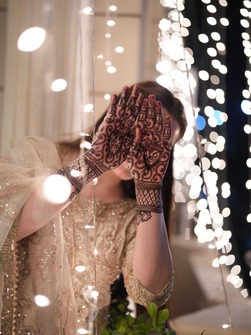 Momina Iqbal HD Pictures from Mehndi Lagai Event