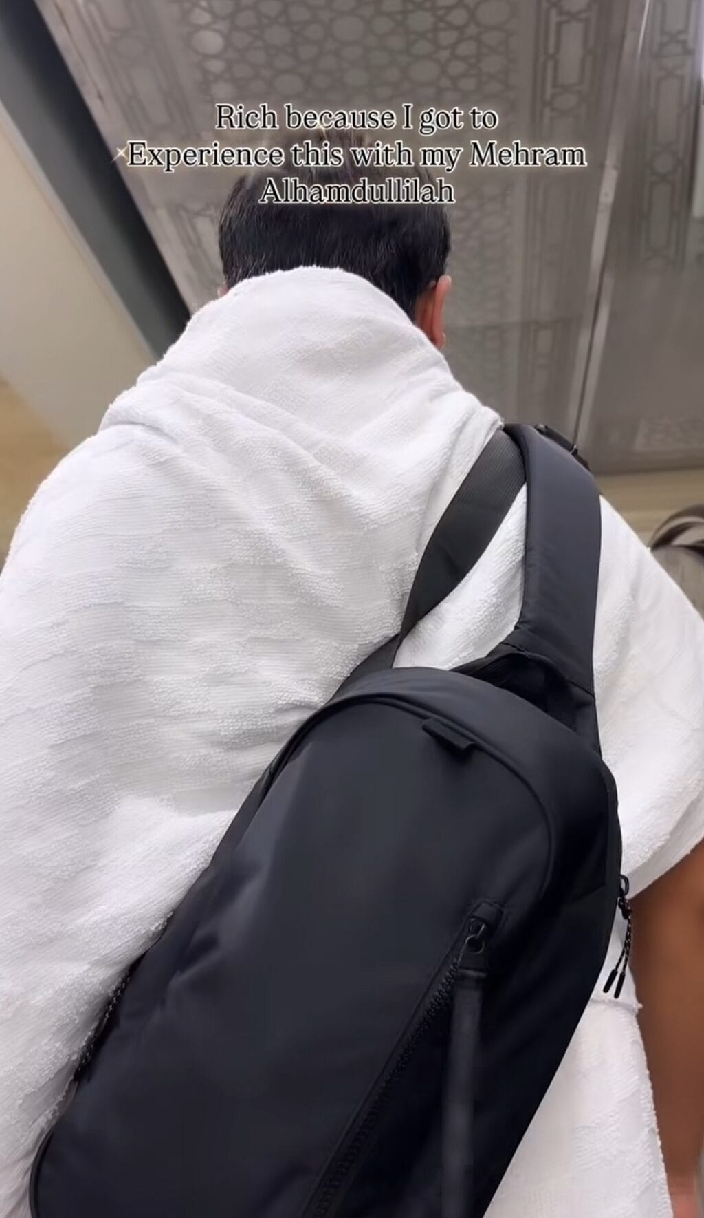 Nimra Khan Emotional as She Performs Umrah with Husband