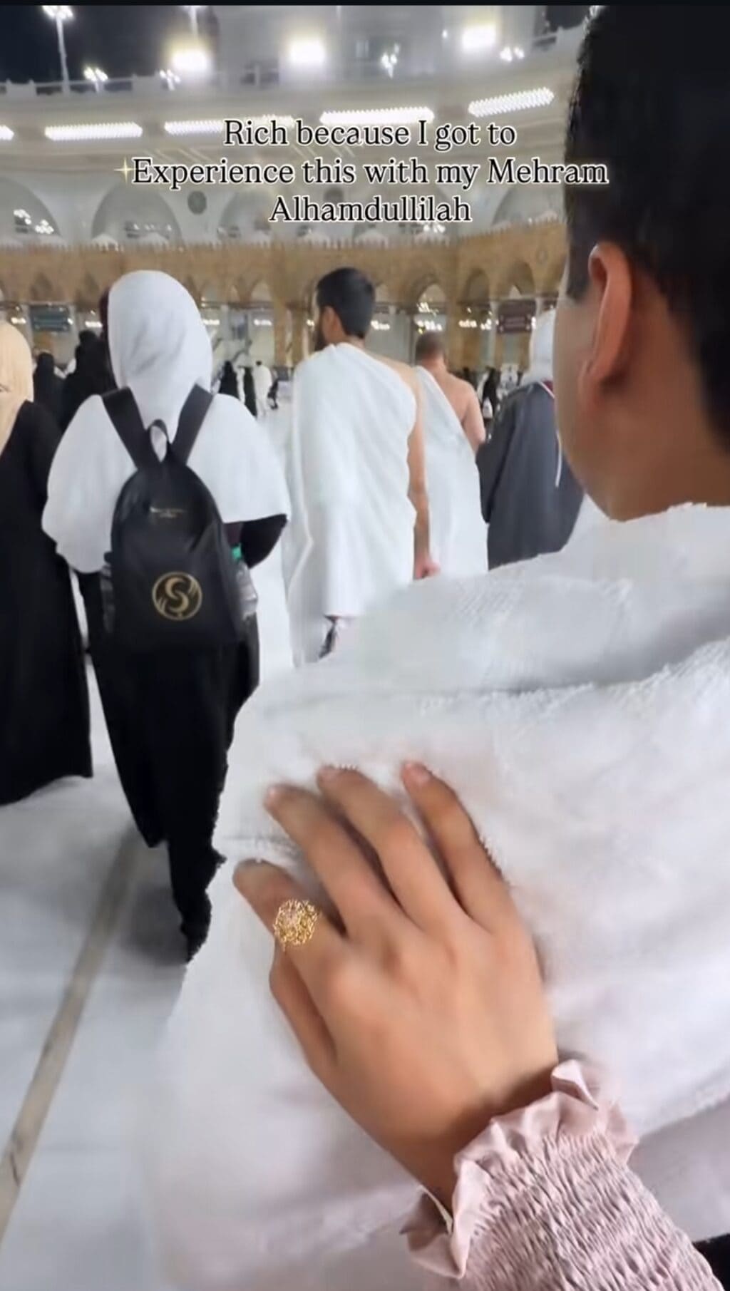 Nimra Khan Emotional as She Performs Umrah with Husband