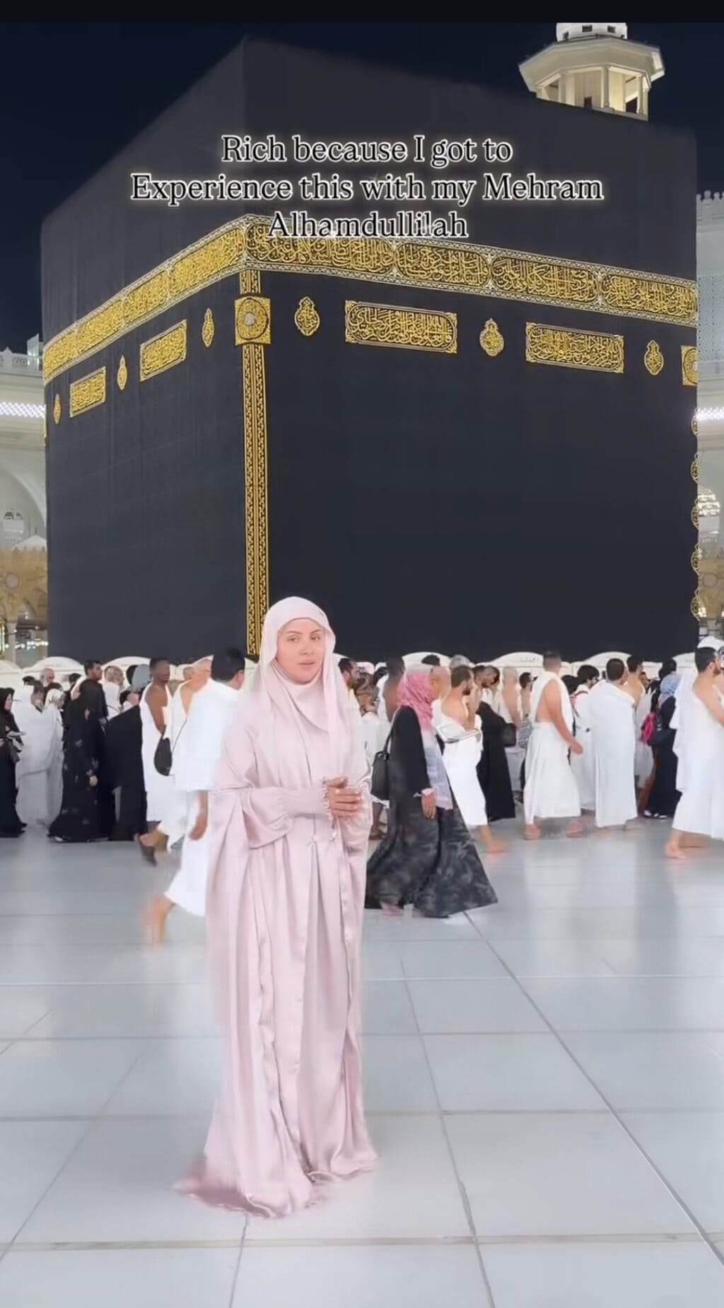 Nimra Khan Emotional as She Performs Umrah with Husband