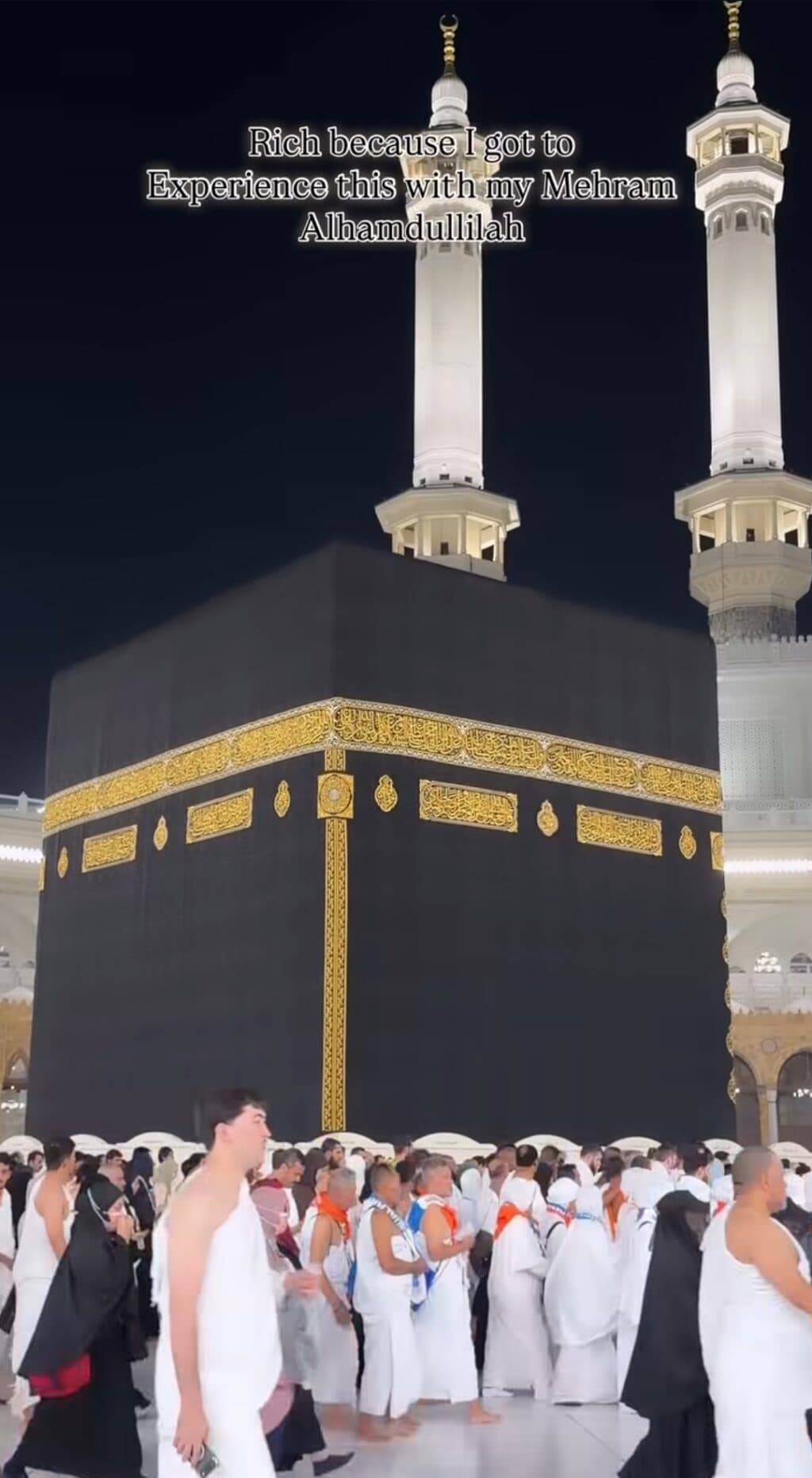 Nimra Khan Emotional as She Performs Umrah with Husband