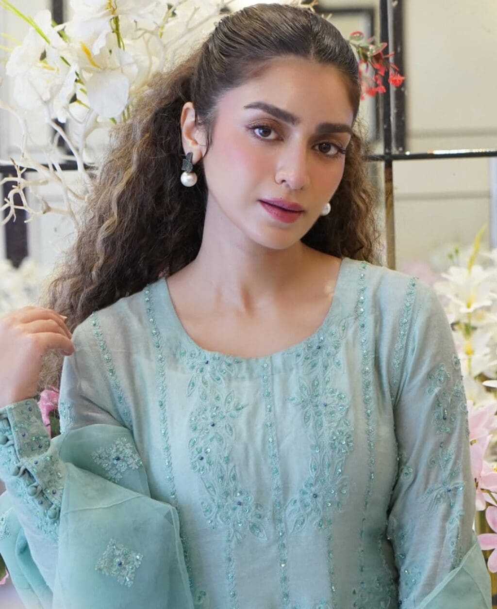 Hajra Yamin Shares Her Umrah Experience with Fans Hajra Yamin Shares Her Umrah Experience with Fans