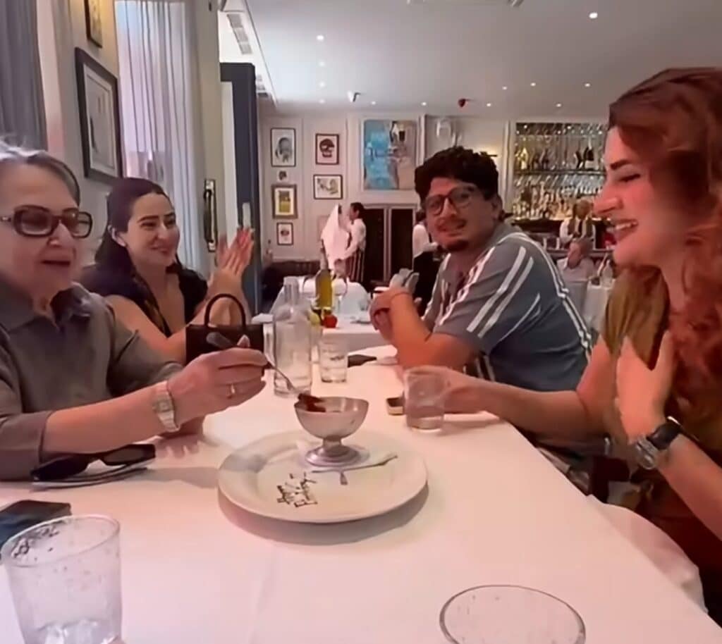 Kubra Khan Celebrates Birthday With Sharmila Tagore & Sara Ali Khan Kubra Khan Celebrates Birthday With Sharmila Tagore & Sara Ali Khan