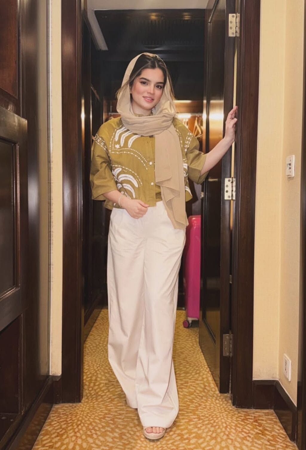 Syeda Aliza Sultan Criticized for Removing Hijab Syeda Aliza Sultan Criticized for Removing Hijab