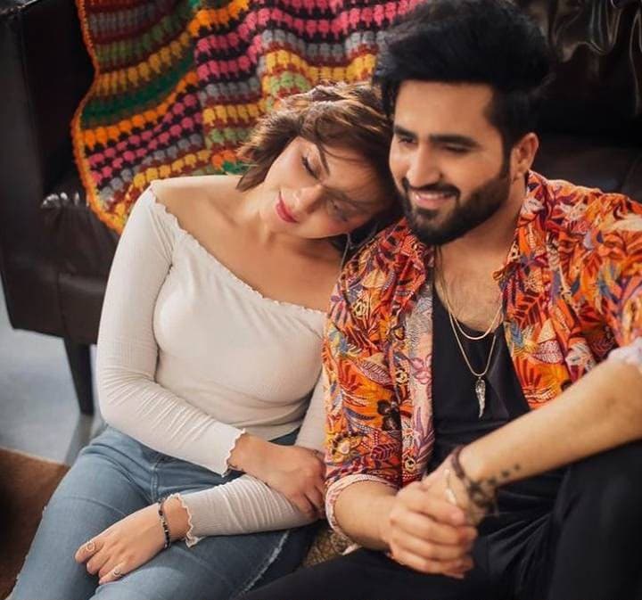 Alizeh Shah Exposes Falak Shabir & Sarah Khan Alizeh Shah Exposes Falak Shabir & Sarah Khan